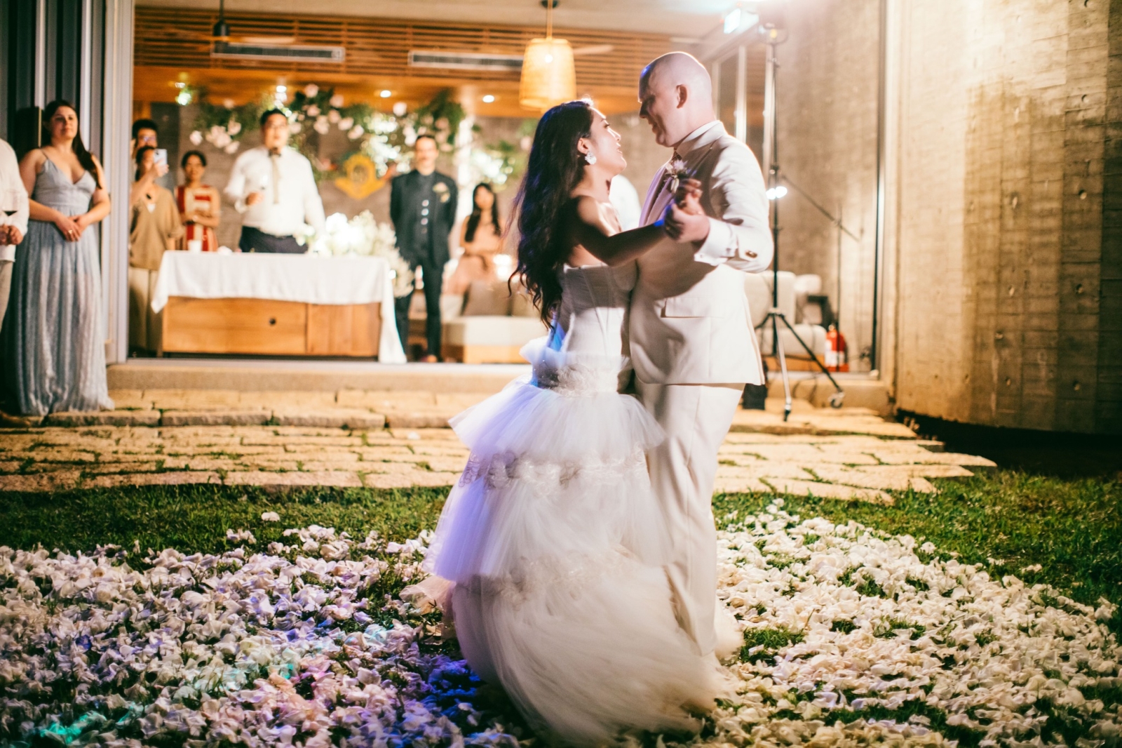 The Wedding at the Wandering Walls - the first dance