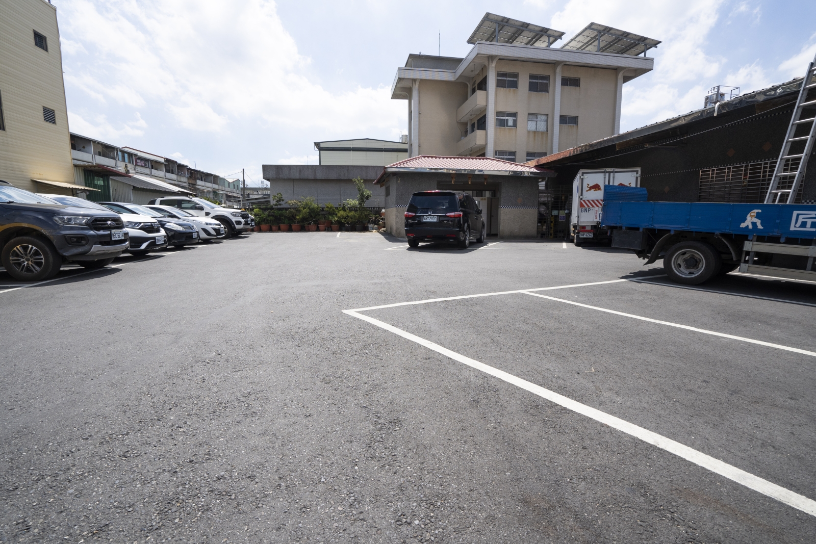 Parking Lot of 牛肉友 NIOU ROU YOU restaurant