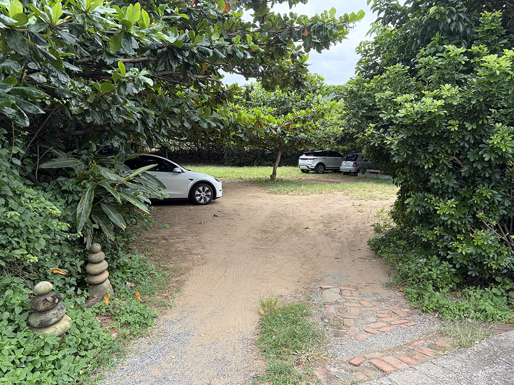 Rock Garden Pizza入口左轉後的停車場